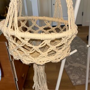 Handmade cream macrame hanging plant holder 10.5 inc diameter NWOT